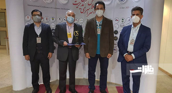 اهدای لوح اجلاس سراسری مدیریت مشتری مداری به مدیرعامل فولاد خوزستان